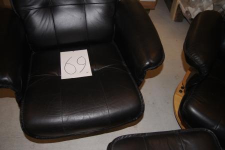 2 pcs. used but fine armchairs in black leather, with 1 pc. footstool. With screw under the seat back can be adjusted. H = ca.105 cm. Seat depth = about 50 cm. Seat width = ca.52 cm. Alm. Some wear.