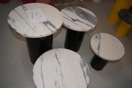 Udstillings søjler med marmor plader. Marmorplader= 2.stk.str.50 cm i diameter+30 mm. Tykke. 2.stk.str.40 cm. I diameter+30 mm. Tykke. Soklerne er lavet af malede jernrør i 3 forsk. Højder. 2.stk. 40 cm. 1.stk. 55 cm. 1.stk. 65 cm.