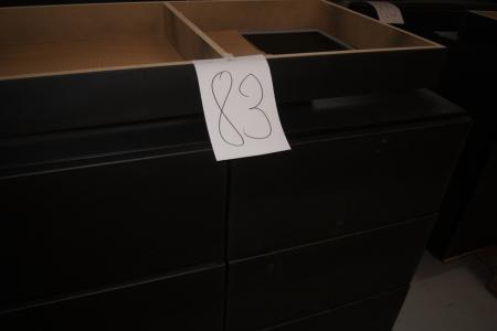 Datenträger in schwarz mit 9 Schubladen mit Push-Pull. L = 180 cm. D = 83 cm (incl.skuffe). H = 97 cm. (Incl.sokkel).