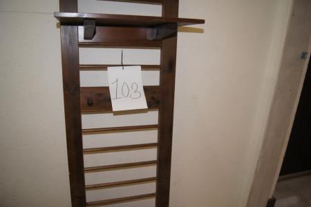 Used Butler rib in wood. With 2 shelves and 2 hooks. H = 204 cm. B = 50 cm.