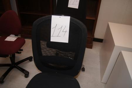 Brugt kontorstol i sort stof, med alm brugsslid.