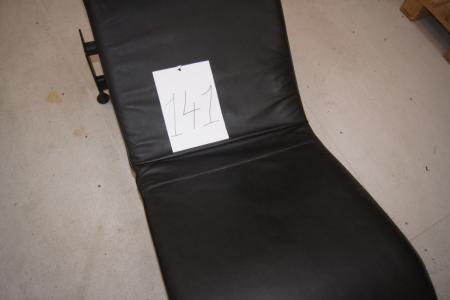 Chaise longue in schwarzem Leder und schwarzen gluvstativ.