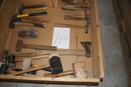 Palle med blandet brugt værktøj bl.a sakse, stålbørster, hamre af forskellige typer og størrelser og en økse.