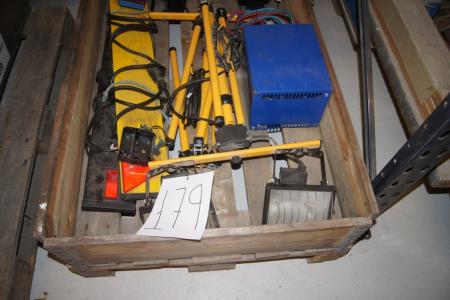 Pallet with light beams, 36 volt charger (tested) + div work lamps.