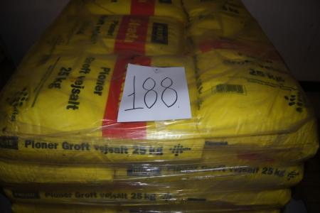 Pallet with road salt about 900 kg. In 25 kg bags.
