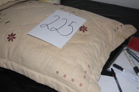 Bedspread and two pillows (Handy Home) to double B: 240 x L 260 cm.