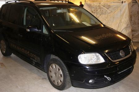 VW Touran 1.9 TDI van, reg F. G. 5/2006, running ok, a little dented and scratched, the sight of 4/2016. can nedvejes to small vægtafg. 305.000 km.