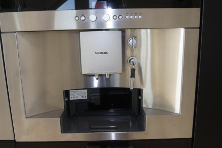 Siemens kaffebrygger type CTES1 af lidt ældre dato, har været monteret i et udstillingsmiljø og herefter stået på et lager i længere tid. Har været tændt op og afprøvet fungerer ok. Har total brygget ca. 1000 kopper