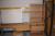 Hævesænkebord, Jalousiskab  med skuffe (indeni) sam reol som passer på jalousiskabet. Whiteboard (120x90 cm.)og lærrede.
