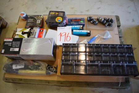 Pallet with leaves, chucks, assortment boxes, vacuum cleaner 14.4V, torch etc.