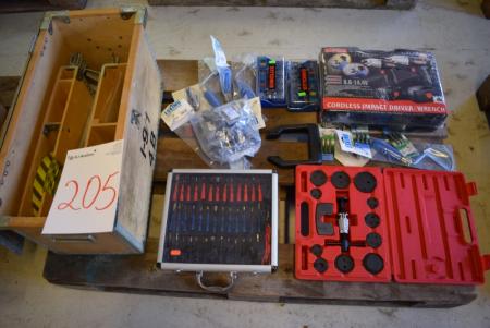 Palle med diverse værktøjer + slagnøgle AKKU 14,4V