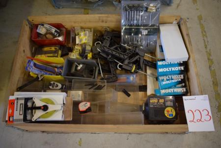 Pallet with various tools fedttuper, barns, measuring tape, box cutters, etc.
