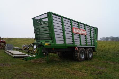 Bergmann Scraper floor carriage maturing 2012, Serial Number 11065124 H cover the trailer. Swivel towing eye, Hydraulic Brakes, Mechanical Tailgate Shows drive chain, reinforced side and rear and profile lamp bought in 2016 for 230,000 kr