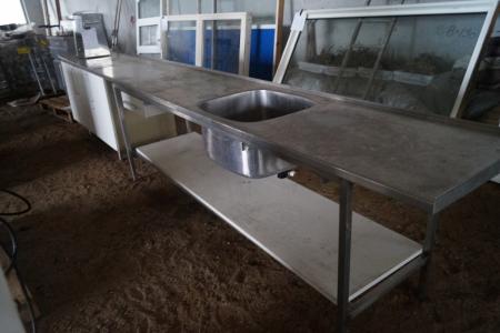 Edelstahl Tisch mit Schränken und Waschbecken. 457x62x86 cm
