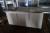 Edelstahl Tisch mit Schränken und Waschbecken. 457x62x86 cm