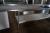 Rustfrit bord med skabe og vask. 457x62x86 cm