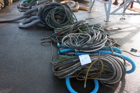 Large quantity of air hoses, flex hoses and more