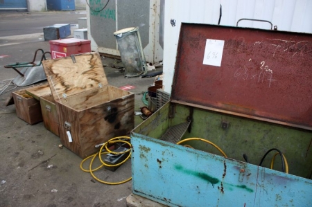 (4) boxes with hydraulic machine jacks 