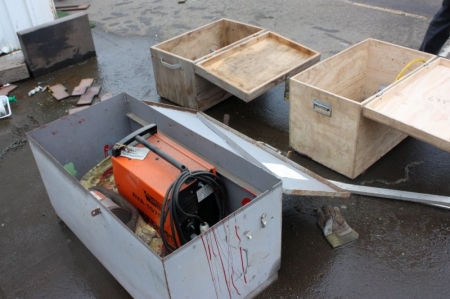 Steel box with Kemppi Kempact welding machine MIG 2520 + (2) boxes with hydraulic jacks