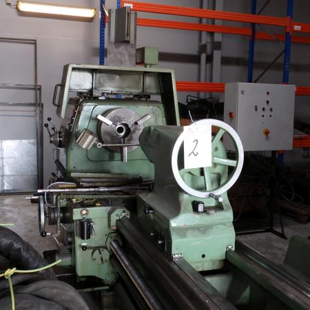 Lathe WOHLENBERG drilling ø 100 mm. Pinol height 500 mm. Approximately L: 4000 mm. Sledge is dismantled after trials with large cylinder, was fully functional before dismantling, all parts are in div. Crates. There are Festoon, 1000 mm. 4 claw and more. T