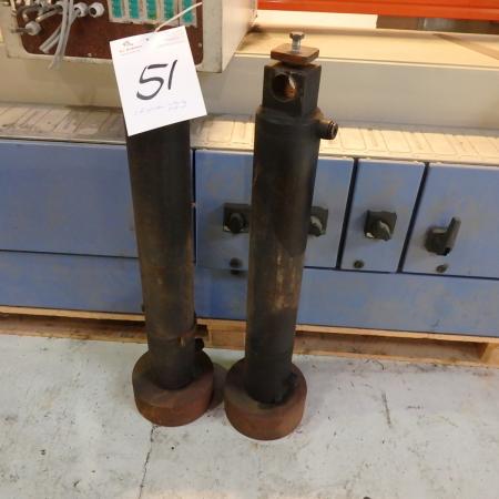 2 hydraulic cylinders ext. Ø 150 mm. L: ca. 80 cm.