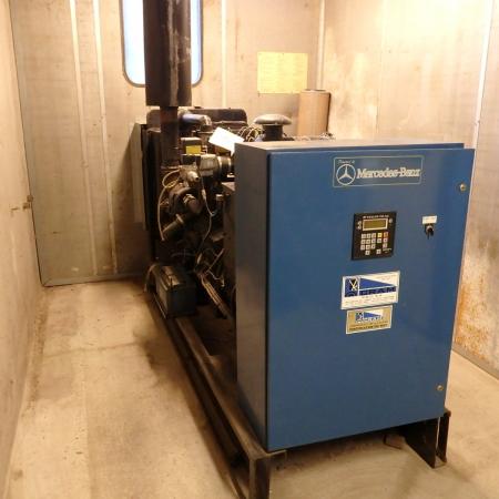 Gasgenerator 100 KWA Biogas MERCEDES-BENZ inkl.. El skab Sælger oplyser at anlægget kun blev stillet op, men kom aldrig i brug - der er helt ubrugt, skulle have været brugt til forsøg, derfor også let at flytte, meget fint anlæg
