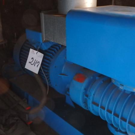 ROOTS low pressure compressor HV 1 bar 1992 m. El closet, it's big cases this here, hard to read the signs on the motor, info: it stated that the cost 130.000.- per / pcs.