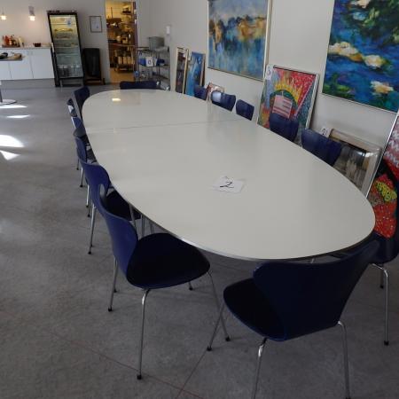 Elliptical table FRITZ HANSEN PIET HEIN L: 4. B: 1.4 m 15 chairs FRITZ HANSEN Design ARNE JARCOBSEN 1995