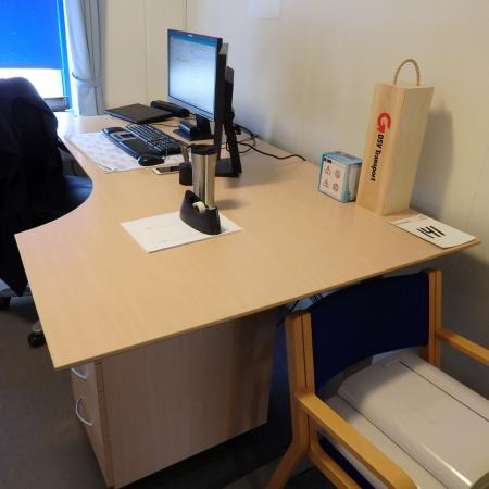 El hæve/sænkebord 200 x 120 cm.  skuffesektion, stol