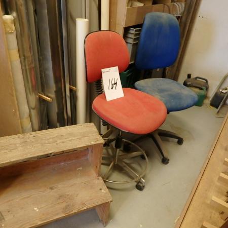 3 stole og træbuk