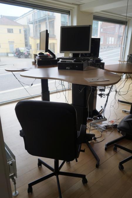 Hæve/sænkebord  bredde 117 dybde 92 cm med computer, skærm, tastatur og mus. Og kontorstol