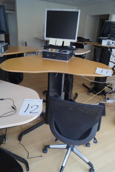 Hæve/sænkebord  bredde 117 dybde 92 cm med computer, skærm, tastatur og mus. Og kontorstol