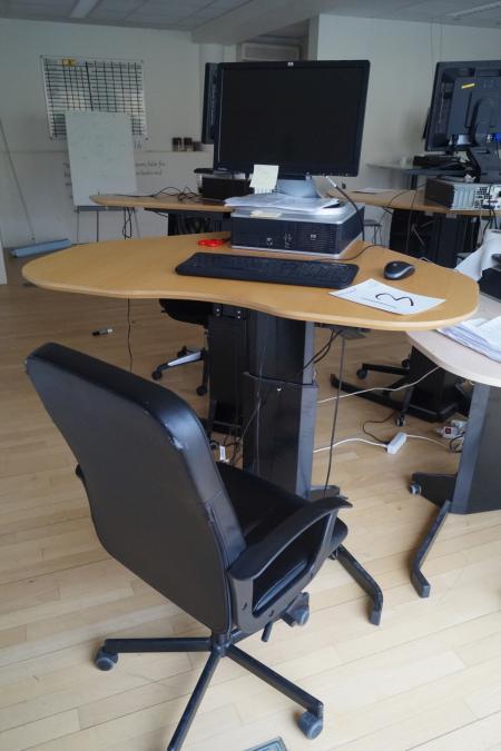 Zunahme / Abnahme Tischbreite 117 Tiefe 92 cm mit dem Computer, Monitor, Tastatur und Maus. und Büro