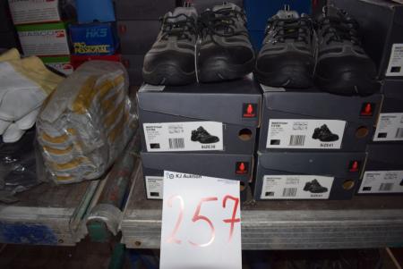 2 pairs of safety shoes str. 39