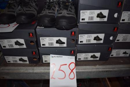 2 pairs of safety shoes Str. 41