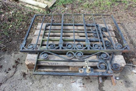 Iron gate section 1 137 x 85 cm + 1 with handle section 90 x 85 cm