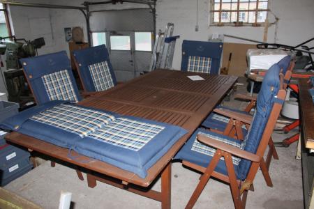 Garden table in wood together with plate 230 x 110 cm (total length) with 5 position including chairs. Cushions