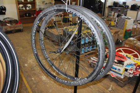 2 pieces used bicycle wheels Neuvation (1 spokes broken)