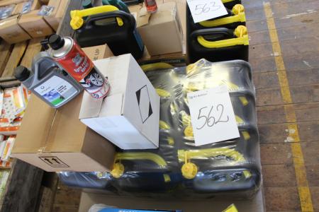 12 paragraph 5 liter jerry cans + box with lawnmower oil + box of dækspray