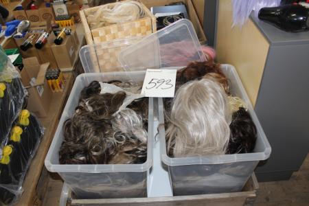 Kasser med brugte parykker og hårprøver 