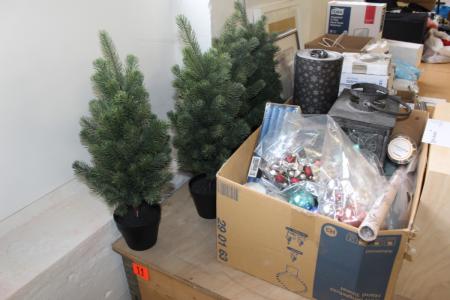 Julepynt, gavepapir, juletræskugler og kasse med diverse kontorartikler 