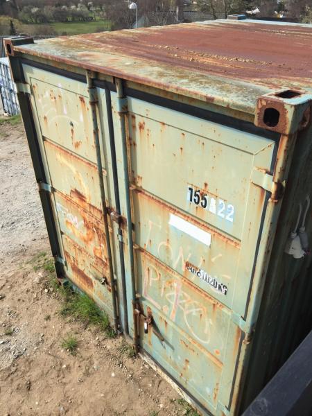 9-foot container with light and power Small holes on the one hand, no rust holes 2 door opening with lock