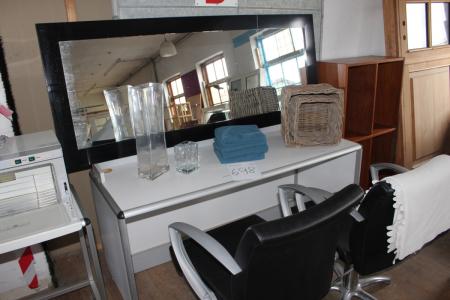 2 stk frisørstole med fodpumpe + bord + spejl + håndklæder 