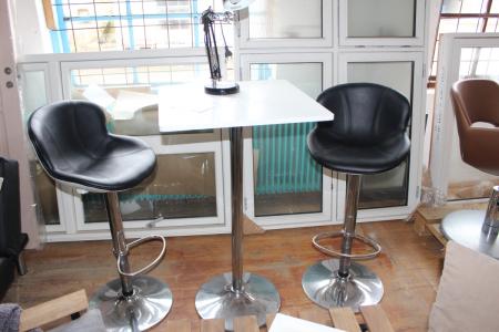 Cafebord med 2 højstole og bordlampe