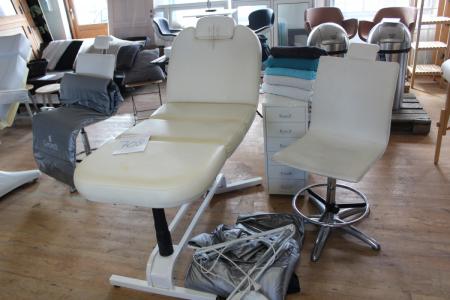 Behandlerstol (lidt slidt i betrækket) + stol + skuffesektion + håndklæder + varmetæppe + luplampe 