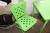Nyt grønt plasthavebord med 2 stk. klapstole mrk. ZAC (revne i bordplade)