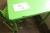 Neuer grüner Kunststoff-Gartentisch mit 2 Stück. Klappstühle ID-Nr. ZAC (Riss in der Tischplatte)