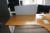 Manuelt hæve/sænke skrivebord 190 x 120 cm + PC skærm Dell + bordlampe + skærmvæg monteret på bord + whiteboard med 2 defekte hjørnebeslag