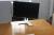 Manuelt hæve/sænke skrivebord 190 x 120 cm + PC skærm Dell + bordlampe + skærmvæg monteret på bord + whiteboard med 2 defekte hjørnebeslag