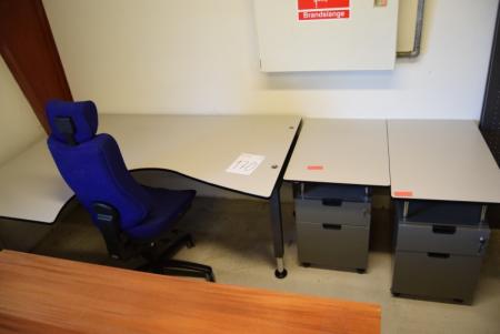 Skrivebord med sidebord/skuffer, kontorstol 